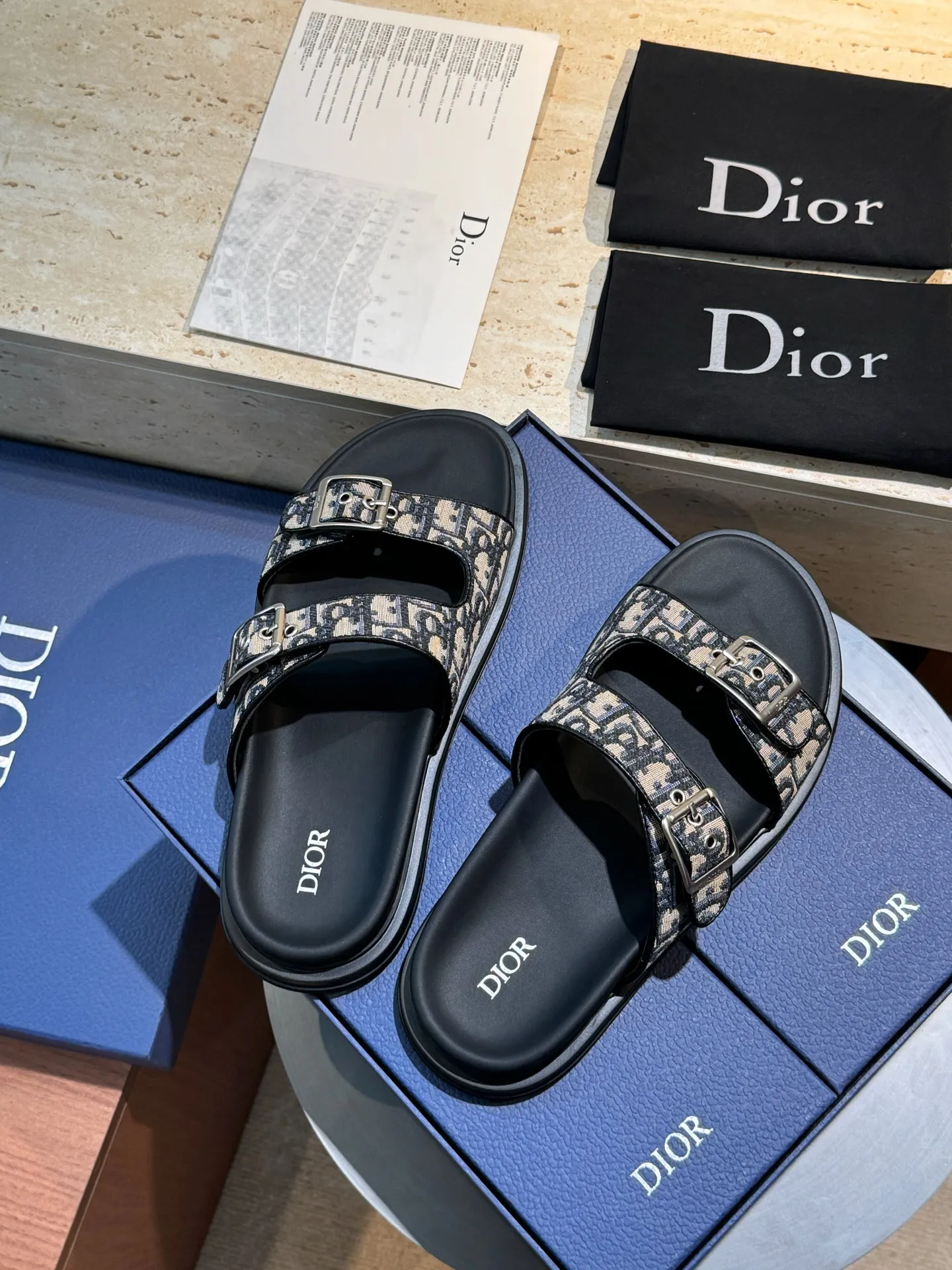 Factory price: 320💰Djia Aqua men's slippers and sandals, Dior's Aqua sandals are elegant and casual. The cross-strap design is reinterpreted in CD Diamond canvas, inspired by the brand's archives. Finished with a branded logo and tonal notch sole, they can be worn easily with shorts or jeans for a sophisticated look. Size:39-44(38 45 customized)
